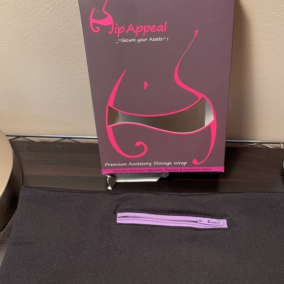 Hip Appeal wrap to keep items securely to your body - Picture 4 of 5